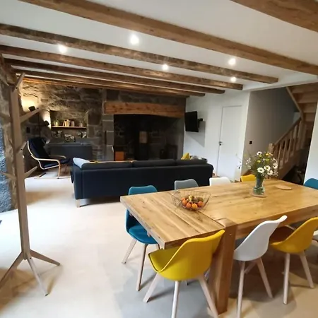 Villa Pour 9 Personnes Avec Jardin A Proximite Du Puy Mary Le Claux